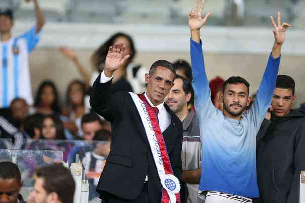 Ssia de Barack Obama, Grson Obama, divertiu torcedores e tirou fotos durante EUA x Nova Zelndia