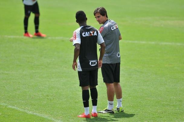 Manh desta sexta-feira foi agitada no Atltico com demisso de Oswaldo e coletiva do presidente