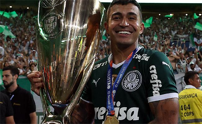 Dudu carrega a taça do Paulistão: jogador passa o goleiro Jailson e é recordista de títulos no século