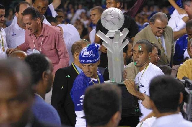 Em junho de 2003, o Cruzeiro deu o segundo passo para alcan�ar a in�dita Tr�plice Coroa. No dia 11 daquele m�s, no Mineir�o, o time dirigido por Vanderlei Luxemburgo conquistou a Copa do Brasil ao derrotar o Flamengo por 3 a 1. Os gols foram de Deivid, Aristiz�bal e Luis�o. Alex n�o marcou, mas voltou a dar show em campo, assim como j� havia feito no empate por 1 a 1 no duelo de ida, no Maracan�, quando fez gol de letra. Aquele foi o quarto t�tulo celeste no torneio de mata-matas e deu ainda mais confian�a ao elenco para tamb�m faturar o Brasileir�o no segundo semestre de 2003.