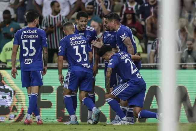 Photos of Cruzeiro’s equalizing goal, scored by Oliveira, from the head