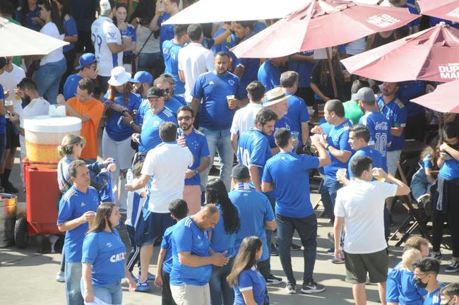 Chegada da torcida do Cruzeiro ao Mineiro para o jogo contra a Ponte Preta pela 13 rodada da Srie B do Campeonato Brasileiro. Estdio voltou a receber grande pblico