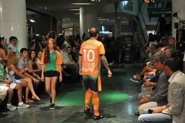Amrica apresentou coleo de uniformes 2016, desenhados pelo estilista Ronaldo Fraga e produzidos pela Lupo