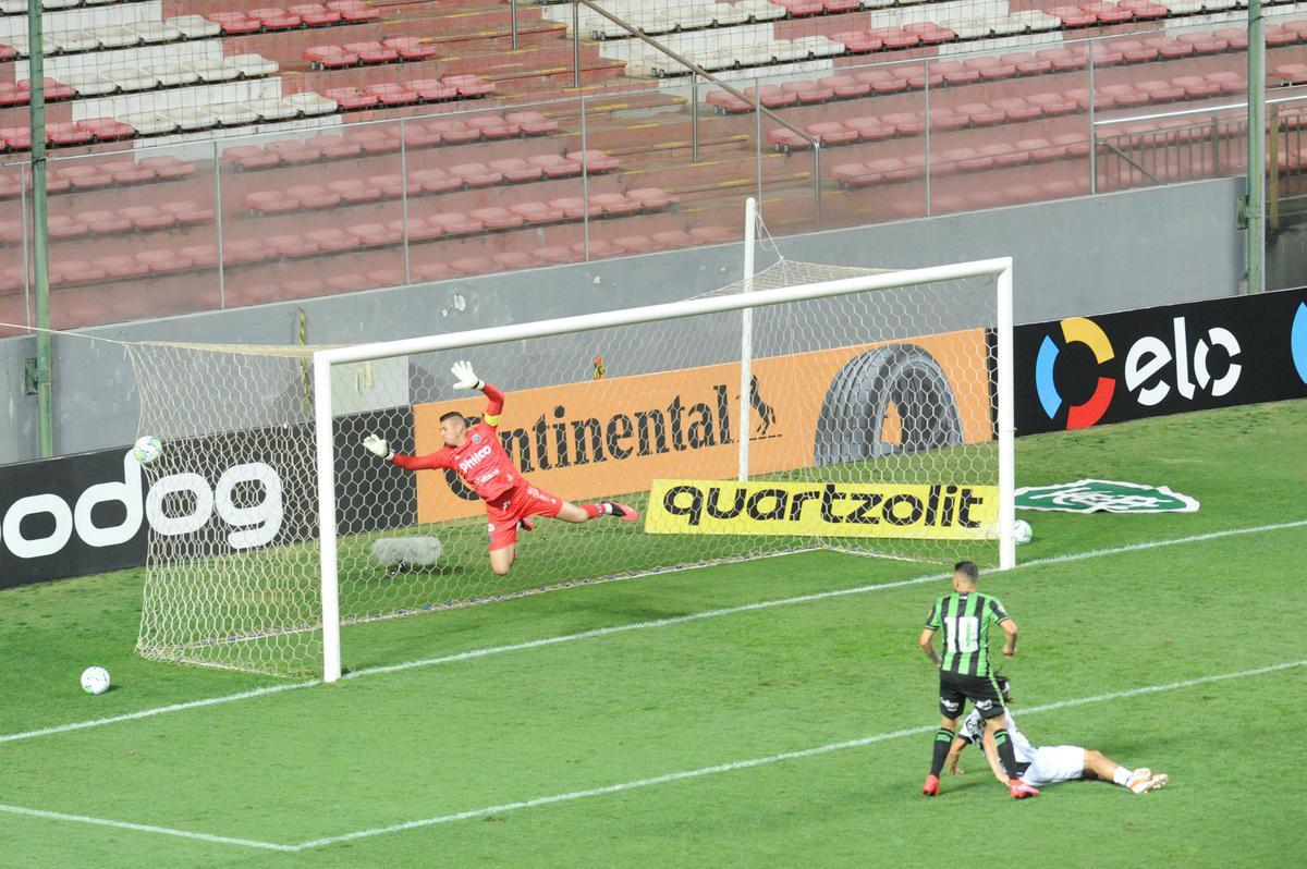 Fotos do duelo entre Amrica e Ponte Preta, no Independncia, em Belo Horizonte, em jogo de volta da quarta fase da Copa do Brasil