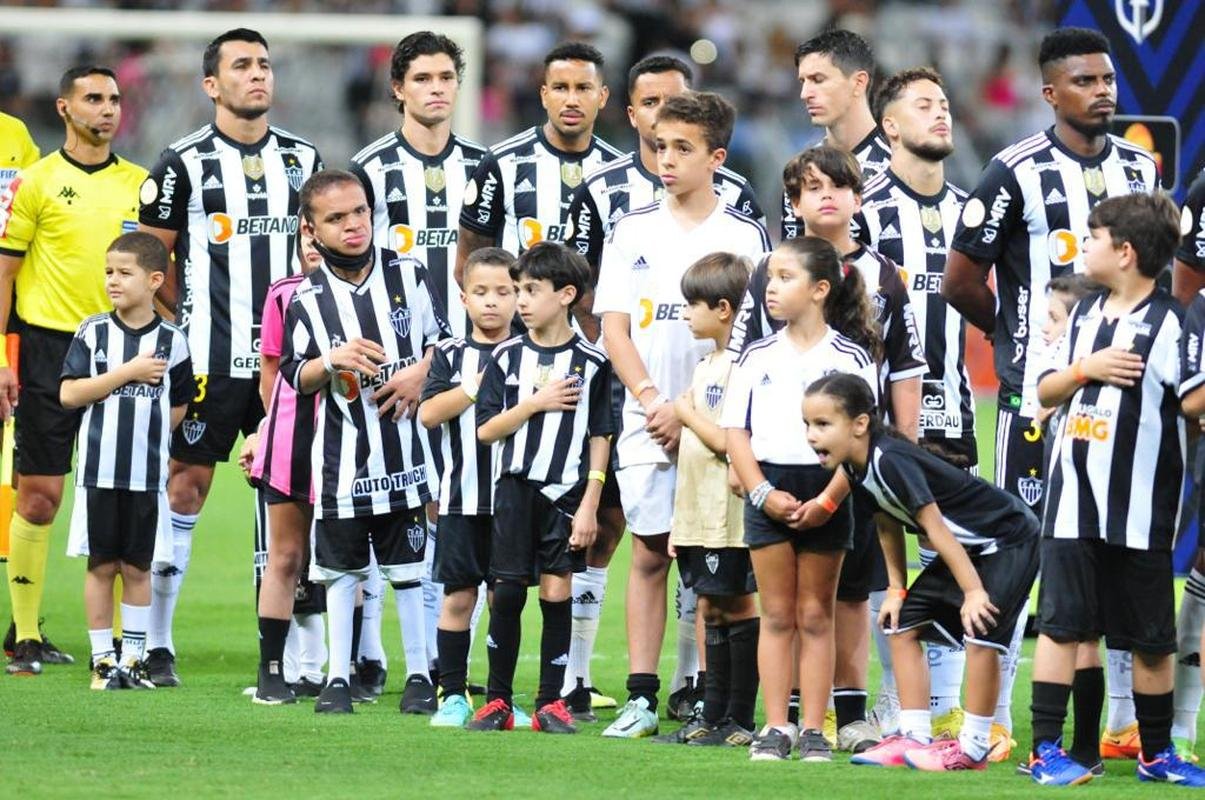 Mascotinhos do Atltico no jogo contra o Juventude, no Mineiro, pelo Campeonato Brasileiro de 2022