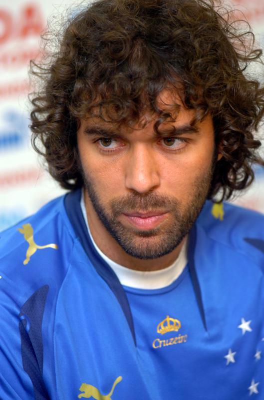 Thiago Gosling voltou ao Cruzeiro em 2008, depois de jogar por Flamengo, Fluminense e Genoa, da Itlia. Por causa de leses, decidiu se aposentar aos 29 anos. Em 2003, ele foi bastante utilizado pelo tcnico Vanderlei Luxemburgo, principalmente quando o time jogava no 3-5-2. O zagueiro revelado no Amrica disputou 43 partidas naquela temporada e marcou seis gols.
