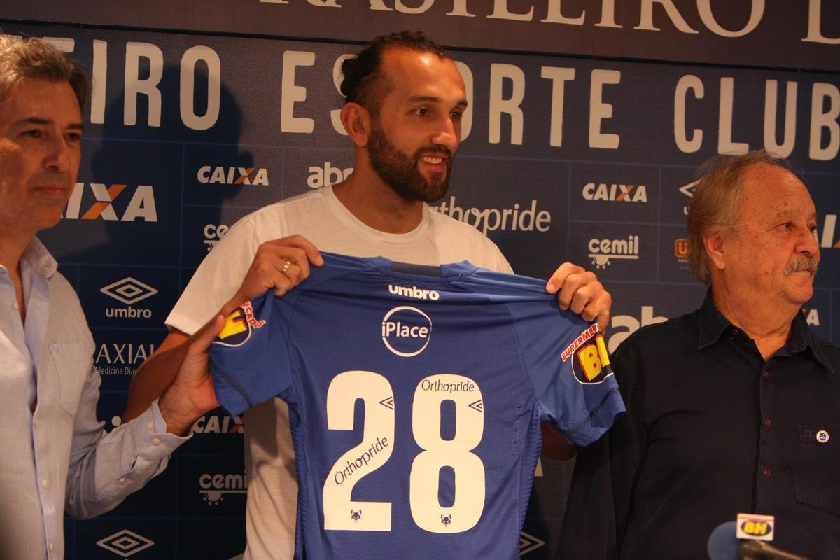 Atacante Barcos, o 'Pirata', vestiu a camisa 28 do Cruzeiro e falou sobre desejo de conquistar muitos ttulos
