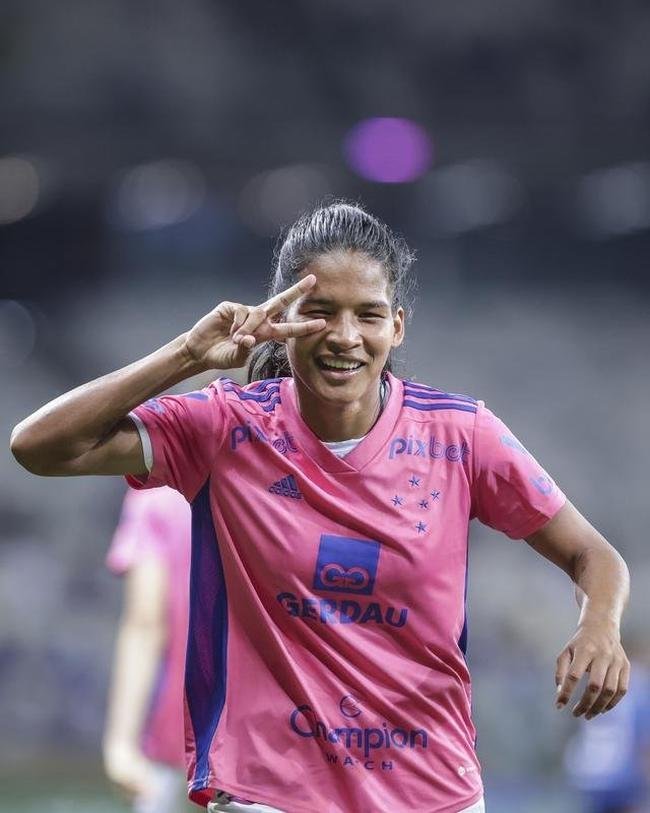 Em preliminar de Cruzeiro x Ituano pela Srie B, o time feminino da Raposa, conhecido como Cabulosas, goleou o Araguari por 8 a 0 pela terceira rodada do Campeonato Mineiro Feminino. Equipe cruzeirense estreou o uniforme rosa, confeccionado pela Adidas em homenagem  campanha Outubro Rosa, de conscientizao contra o cncer de mama