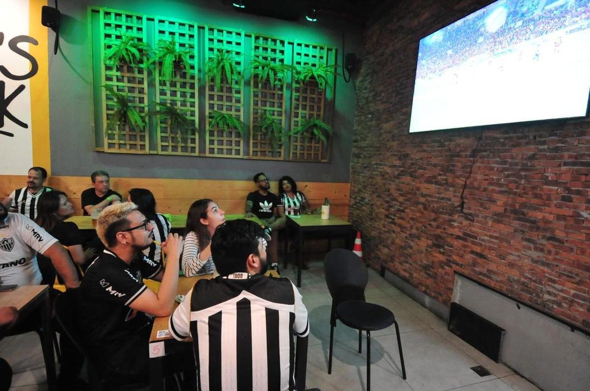 Atleticanos acompanharam Flamengo 2x1 Cear nos bares de Belo Horizonte, na expectativa de comemorar o ttulo antecipado do Campeonato Brasileiro. No entanto, o rival carioca venceu o time nordestino e adiou a festa atleticana.