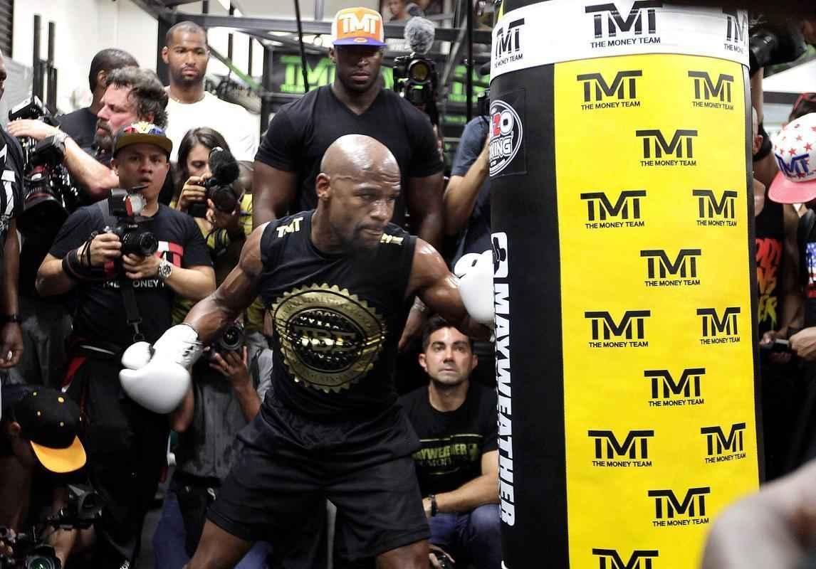 Em preparao para superluta contra Conor McGregor, em 26 de agosto, Floyd Mayweather recebe imprensa em treino aberto em Las Vegas 