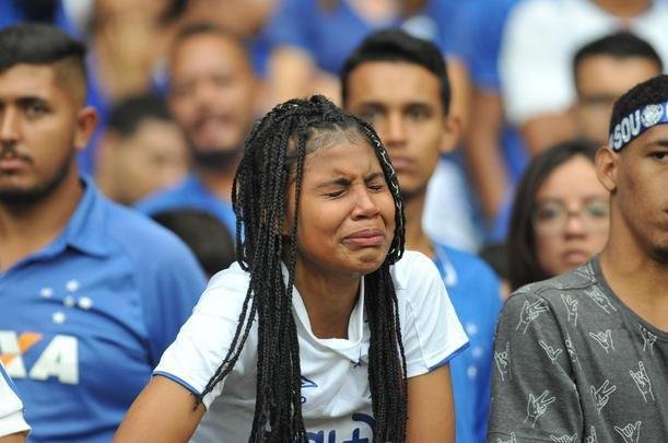 Torcedores choram no Mineiro com derrota e rebaixamento do Cruzeiro