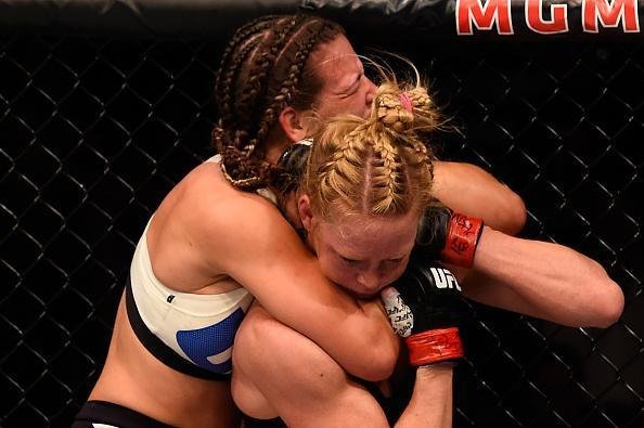 Miesha Tate finaliza Holly Holm com mata-leão, no quinto round, e conquista cinturão peso galo