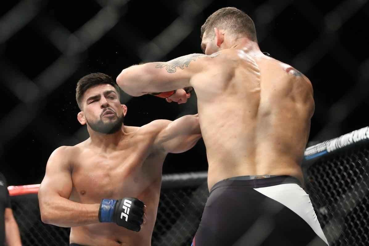 Chris Weidman venceu Kelvin Gastelum por finalizao no terceiro round
