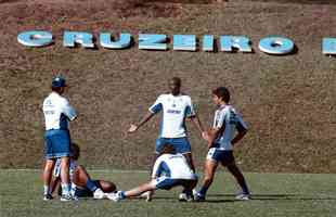 Fotos do zagueiro Joo Carlos em suas passagens pelo Cruzeiro, entre 1996 e 2001