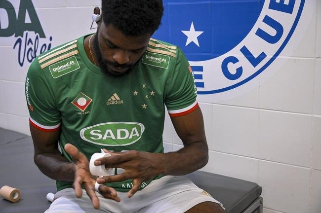 Cruzeiro se garantiu na decis�o do Sul-Americano de V�lei ao bater os argentinos do Policial Voley por 3 sets a 0, neste s�bado (5), no Gin�sio do Riacho, em Contagem. As parciais foram de 25/20, 29/27 e 25/16