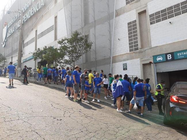 Torcida do Cruzeiro chega ao Independncia para o primeiro jogo com pblico no estdio durante a pandemia