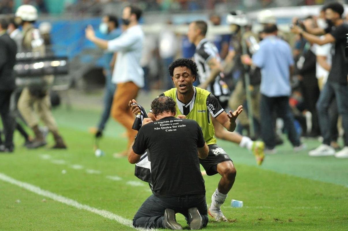 Com gols de Hulk, de pnalti, e Keno (e), o Galo virou sobre o Bahia, por 3 a 2 e chegou ao bicampeonato brasileiro