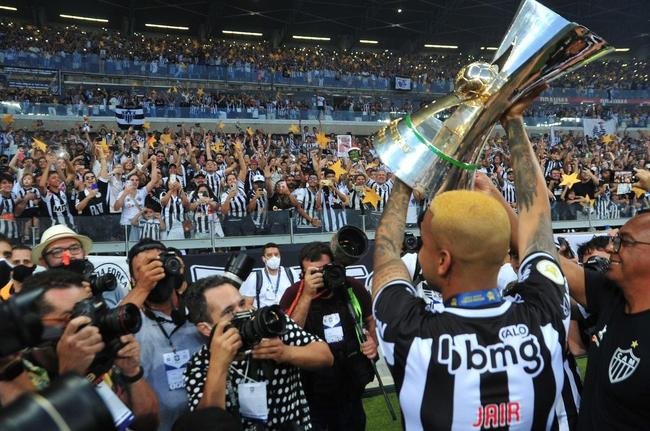 Atltico ergue a taa de campeo brasileiro e d a volta olmpica diante da torcida alvinegra, no Mineiro