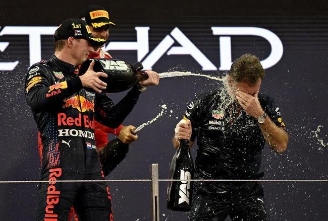 Max ultrapassou Lewis Hamilton, da Mercedes, na �ltima volta e venceu o GP de Abu Dhabi