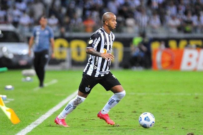 Lateral-direito: Mariano (Atltico - venceu Isla com 84% dos votos)