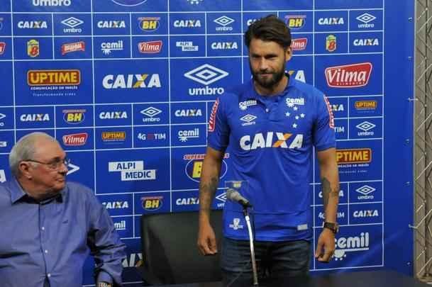 Cruzeiro apresentou para sua torcida no Mineiro os atacantes Sobis, camisa 7, e bila, que vestir a 50