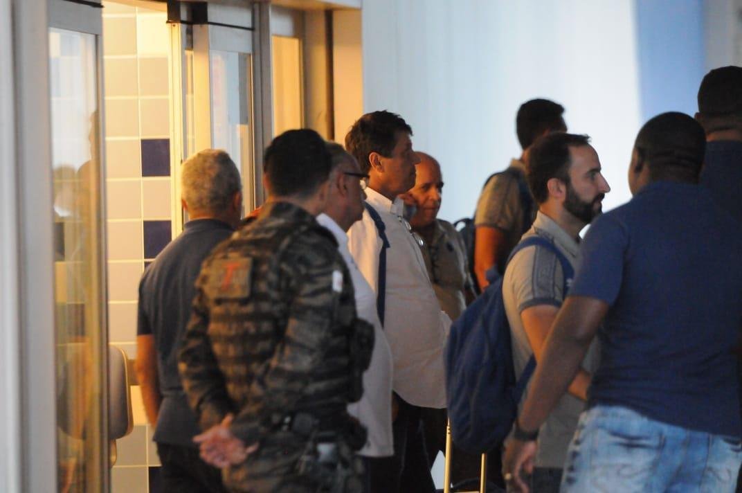 Jogadores do Cruzeiro desembarcaram nesta sexta-feira  tarde no Aeroporto de Confins, na Grande Belo Horizonte, depois da derrota por 2 a 0 para o Grmio, em Porto Alegre. O policiamento foi reforado e houve escolta do nibus at a Toca da Raposa II. No houve presena de torcidas organizadas. Motoristas de aplicativo, presentes no local, foram os nicos a presenciar a chegada. Os cruzeirenses xingaram, enquanto os atleticanos gritaram 'o o o, segunda diviso'.