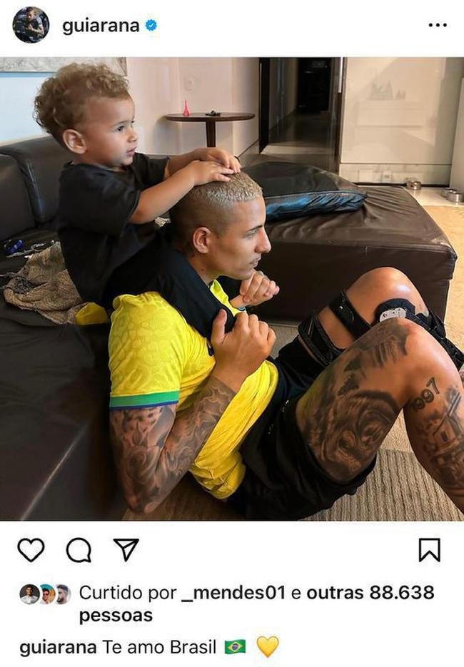 Arana fez registro com o filho aps a eliminao do Brasil na Copa do Mundo do Catar, diante da Crocia.