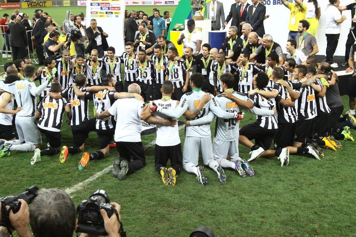 Capito Leonardo Silva ergue a taa e jogadores festejam o ttulo indito da Copa do Brasil