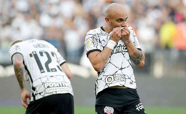 Fábio Santos cobra o pênalti e garante a importante vitória do Corinthians sobre o Athletico