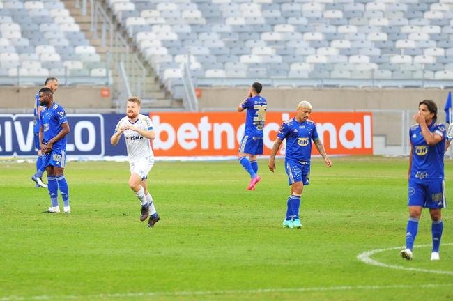 Com gols de Marcos Serrato e Renato (2), o Ava venceu o Cruzeiro por 3 a 0, neste sbado, no Mineiro, pela 12 rodada da Srie B