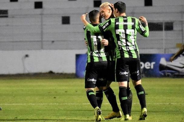 Com dois a menos durante boa parte do segundo tempo, o Coelho fez valer a superioridade numrica e bateu a Macaca por 1 a 0