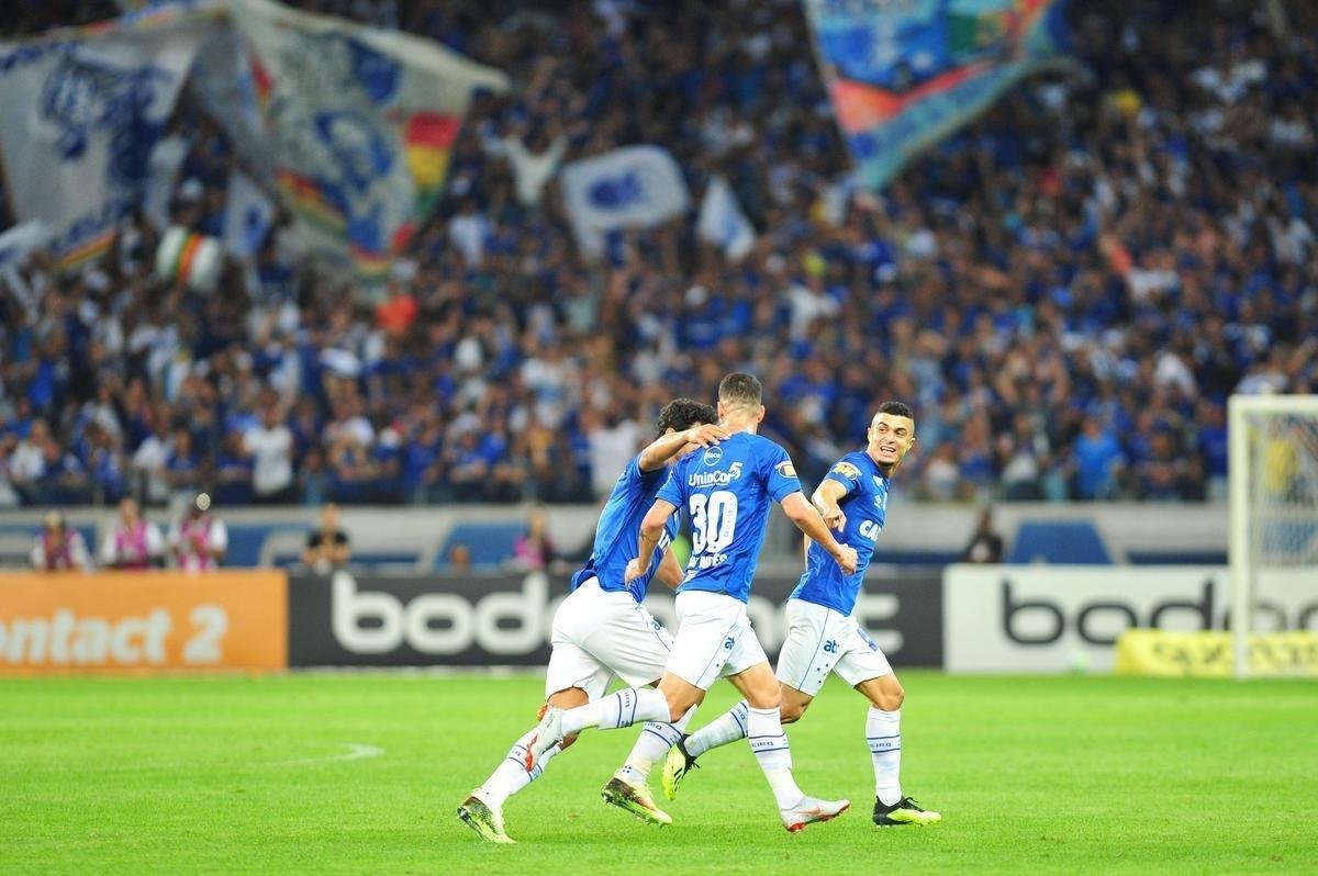 Fotos do primeiro tempo, no Mineiro; Thiago Neves abriu o placar para o Cruzeiro, e Gabriel Barbosa empatou para o Santos