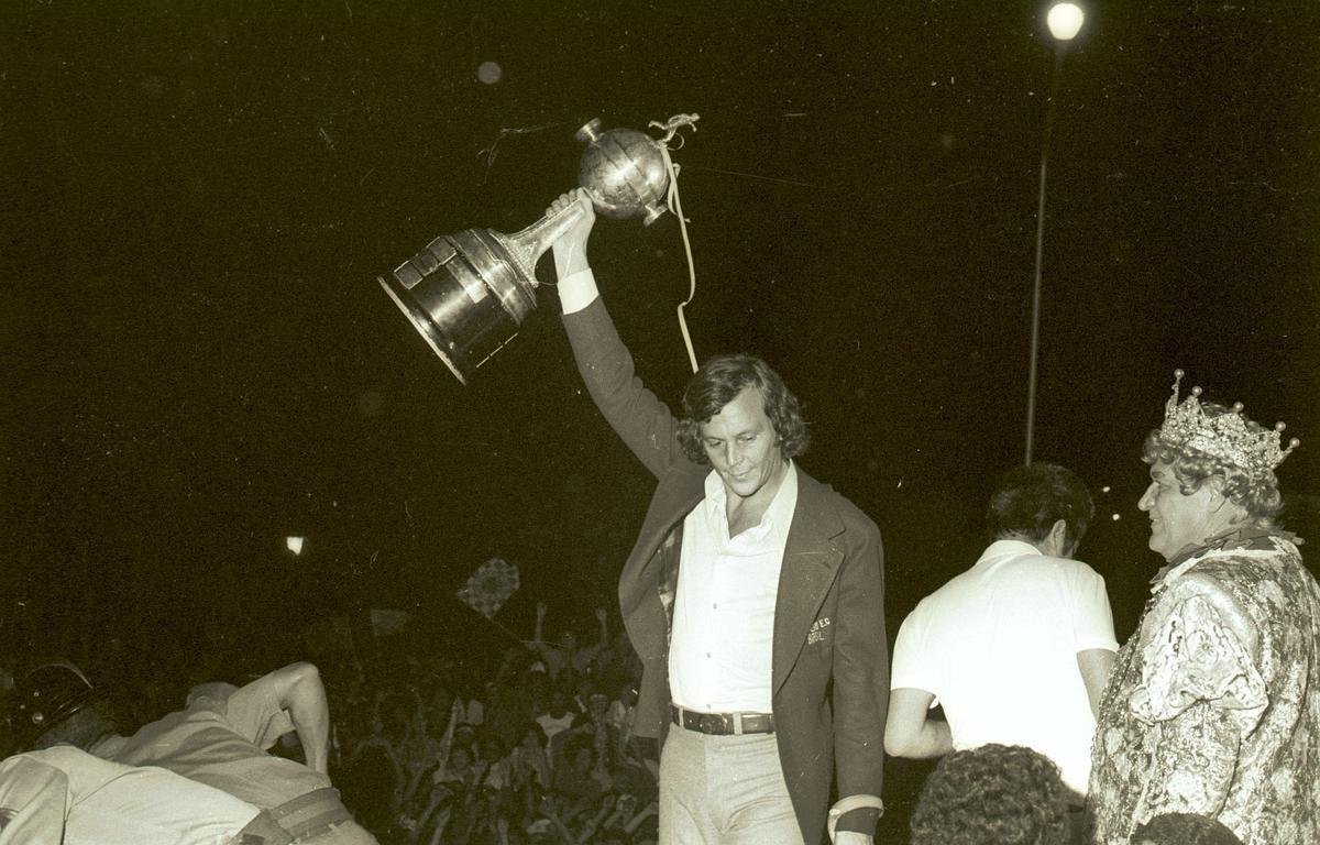 O Cruzeiro conquistou a Copa Libertadores de 1976 ao derrotar o River Plate por 3 a 2 em Santiago, no Chile, em 30 de julho. Foi a terceira partida da deciso. No desembarque no Aeroporto da Pampulha, em Belo Horizonte, jogadores celestes foram recebidos com muita festa. Houve ainda desfile de carro aberto pelas ruas da capital mineira.
