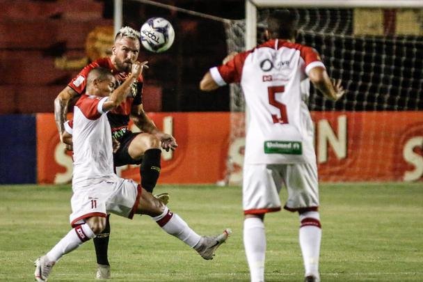 O Sport abriu o placar no primeiro tempo com Elton, escolhido pelo técnico Guto Ferreira como titular para a partida.