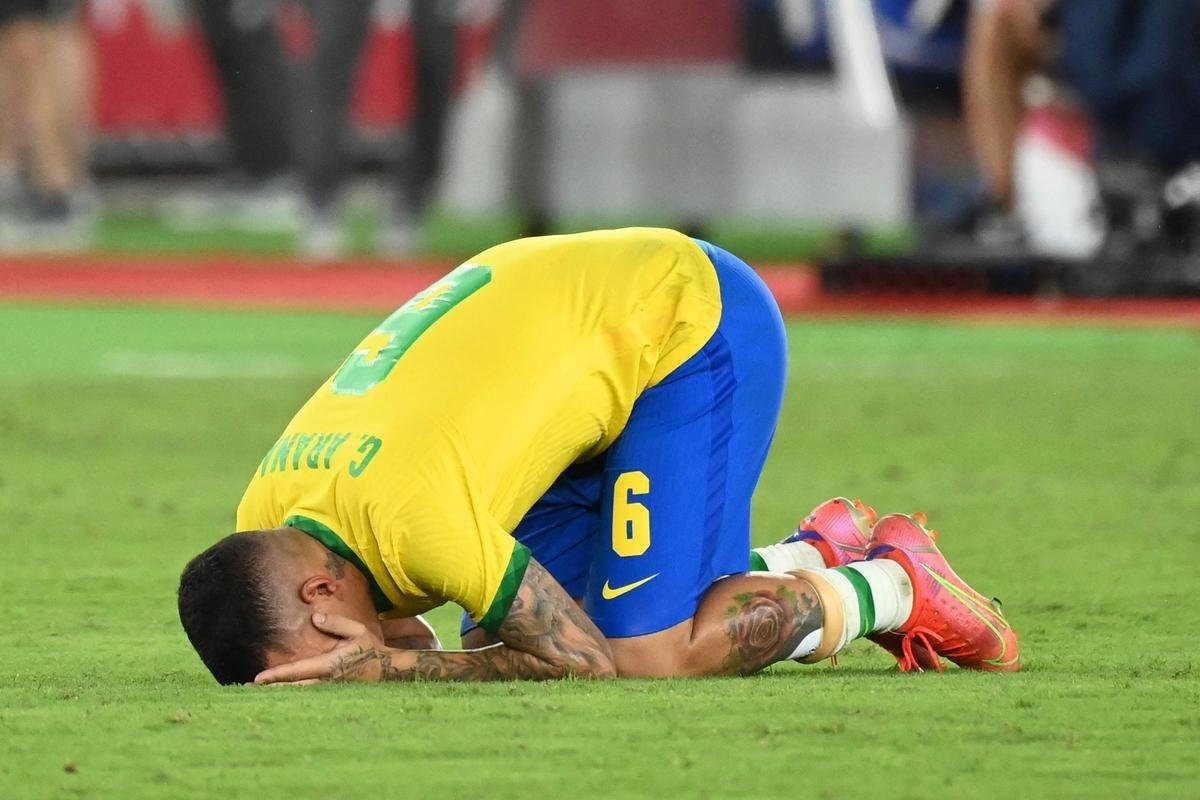 Fotos da festa dos jogadores brasileiros com a conquista da medalha de ouro em Tquio no futebol. Seleo  bicampe olmpica e de forma consecutiva