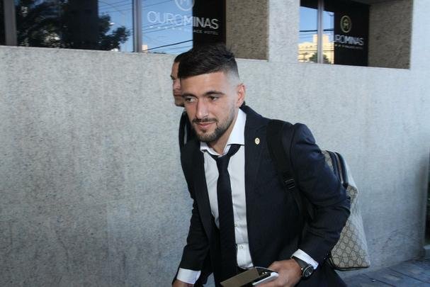 Repleta de estrelas, Seleo Uruguaia chegou a Belo Horizonte no comeo da tarde para a disputa da Copa Amrica. Cavani e Surez, as principais estrelas, mostraram muita simpatia. O meia De Arrascaeta, ex-Cruzeiro, atendeu a um f, mas passou pela imprensa sem dar entrevistas