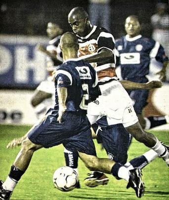 Trs gols em um jogo s (08/10/2002) - O atacante conseguiu fazer um 'hat-trick' num jogo da 17 rodada da Srie B. Frente ao Remo, no Arruda, balanou as redes trs vezes - duas delas de pnalti - e foi destaque no triunfo por 4 a 0 sobre a equipe paraense.