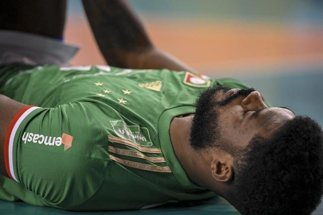 Cruzeiro se garantiu na decis�o do Sul-Americano de V�lei ao bater os argentinos do Policial Voley por 3 sets a 0, neste s�bado (5), no Gin�sio do Riacho, em Contagem. As parciais foram de 25/20, 29/27 e 25/16