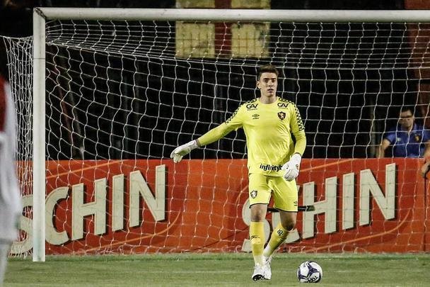 O Sport abriu o placar no primeiro tempo com Elton, escolhido pelo técnico Guto Ferreira como titular para a partida.