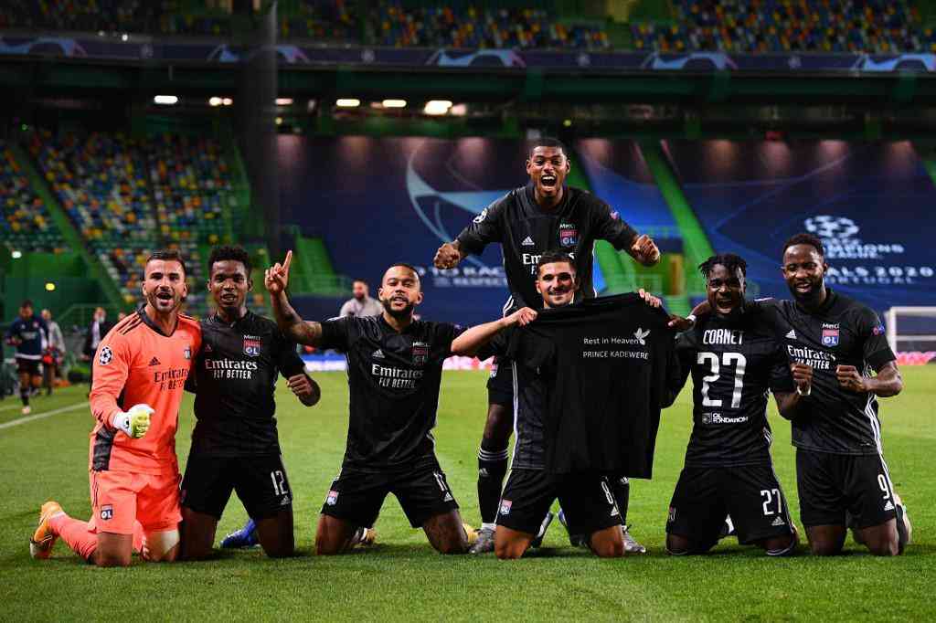 Jogadores do Lyon comemoram classificao, enquanto atletas do City so consolados em campo