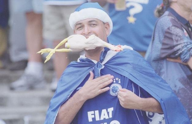 Torcida do Cruzeiro lotou Mineiro em 30 de novembro de 2003 para assistir ao duelo com o Paysandu, pela 44 rodada do Campeonato Brasileiro, que confirmaria o ttulo brasileiro e a Trplice Coroa. O pblico foi de 73.141 pagantes e gerou uma renda de R$ 827.201,00. O nmero de presentes no foi divulgado. O time celeste no decepcionou, venceu por 2 a 1, com gols de Zinho e Mota, e deu incio  festa em Belo Horizonte.