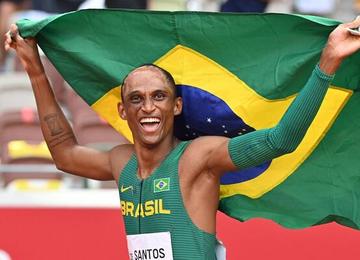 Brasileiro de 21 anos fez valer o favoritismo e chegou ao pódio nos 400m com barreiras no atletismo dos Jogos Olímpicos