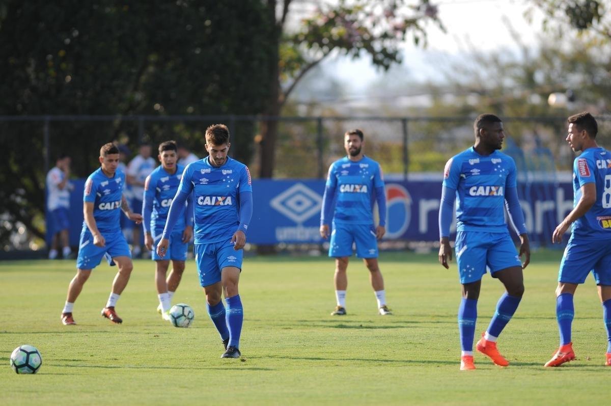 Jogadores do Cruzeiro se reapresentaram nesta sexta-feira, na Toca da Raposa II, aps a conquista do pentacampeonato da Copa do Brasil. Mano j disse que Robinho e Raniel esto vetados para enfrentar o Corinthians no domingo, s 16h, no Mineiro, pelo Brasileiro. Os provveis substitutos sero Rafinha e Rafael Sobis.