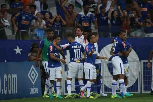 Jogadores do Cruzeiro comemoram gol de empate no clssico, marcado por Robinho