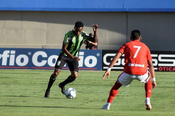 Fotos do empate entre Vila Nova e América