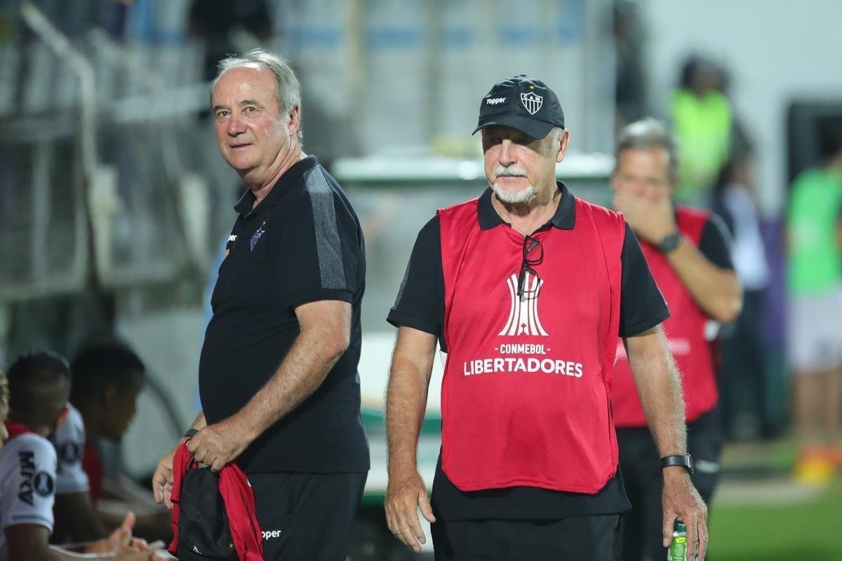 Imagens da partida entre Defensor e Atltico, em Montevidu, pela Libertadores