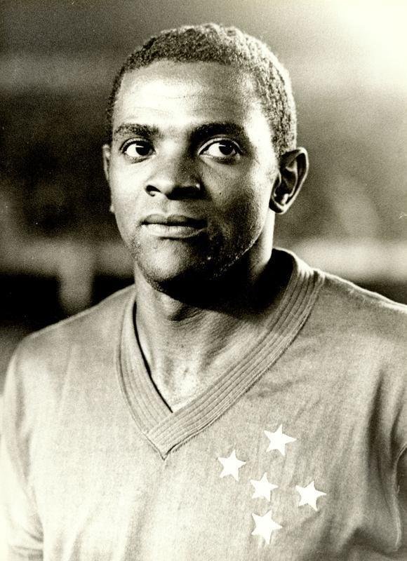 20 - Z Carlos - 87 gols em 633 jogos (1965 a 1977)
