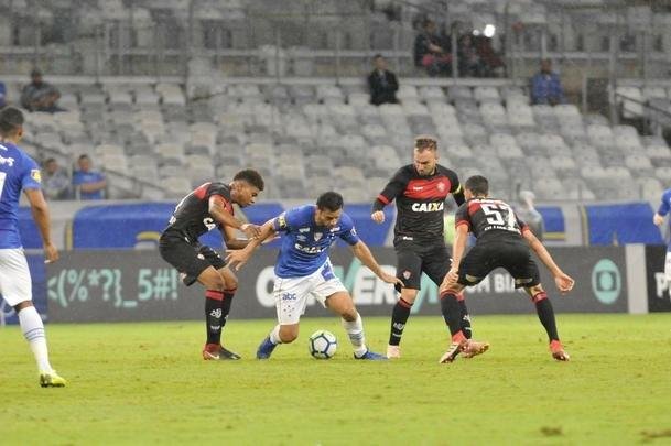 No segundo tempo, Fred marcou duas vezes e ampliou vantagem do Cruzeiro para 3 a 0
