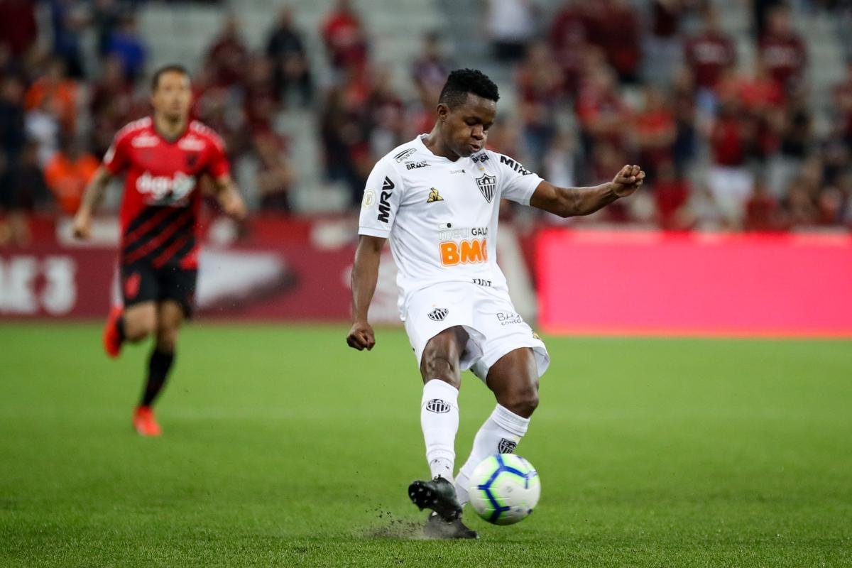 Galo perdeu muitas chances e acabou tropeçando em Curitiba