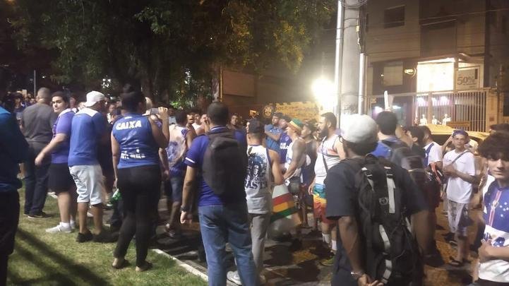 Torcedores do Cruzeiro voltam a protestar em frente  sede administrativa do clube, no Barro Preto